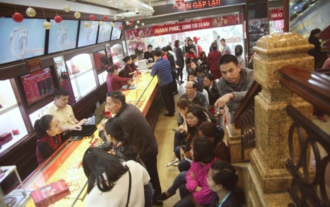 Người Hà Nội đổ xô xếp hàng mua vàng trước ngày vía Thần tài