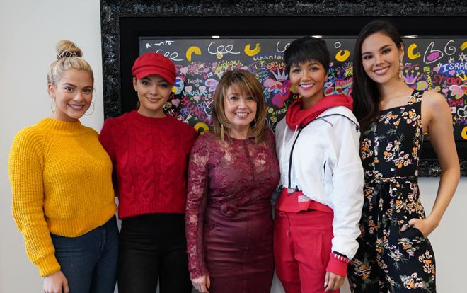 Không chỉ tình tứ bên cạnh Catriona Gray, H'Hen Niê còn thân mật với bà chủ tịch và dàn người đẹp của Miss Universe