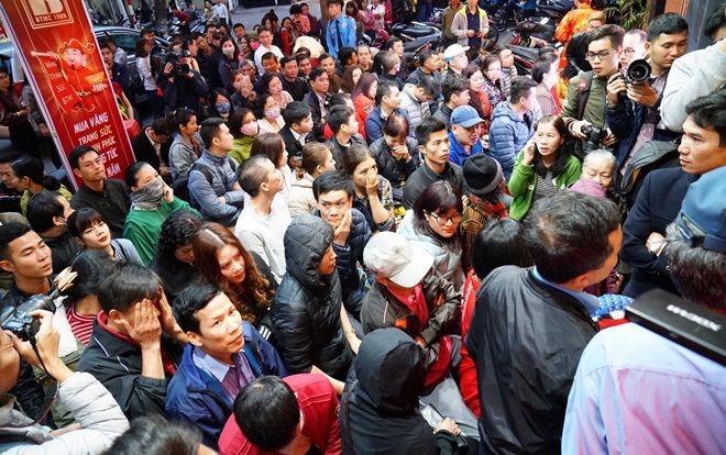 Ngày vía Thần tài: Xếp hàng từ 1 giờ sáng, chen chân chờ mua vàng cầu may