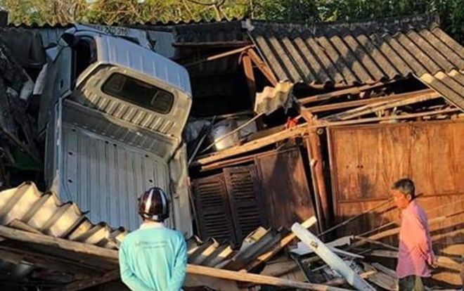 Tai nạn hy hữu: Chiếc xe tải 'bay' qua ngọn cây cao 4 mét, rơi xuống nóc nhà dân ven đường