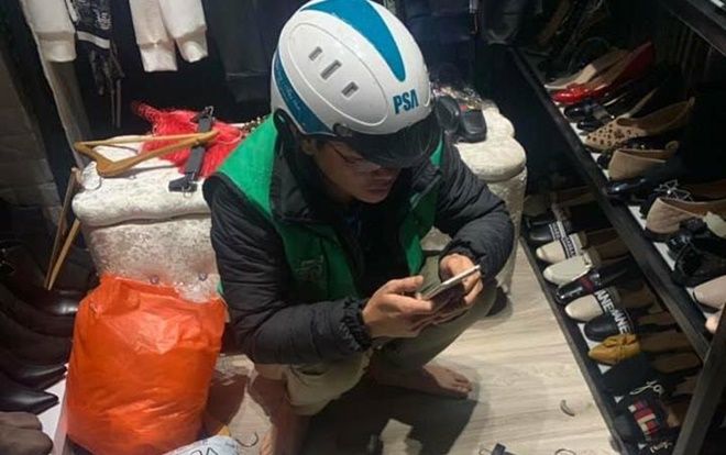 Tranh thủ đi làm sớm để chọn cho vợ chiếc ví làm quà Valentine, anh shipper khiến nhiều người chạnh lòng ghen tị