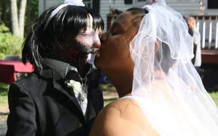 Cô gái kết hôn, muốn sinh con với búp bê zombie