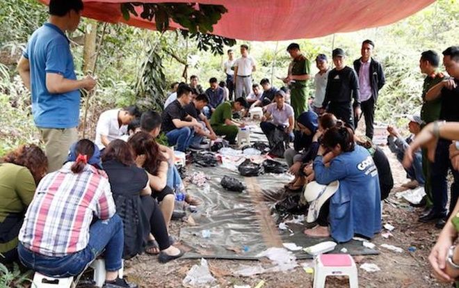 Công an bắt quả tang 24 nam nữ rủ nhau lên rừng tràm đánh bạc