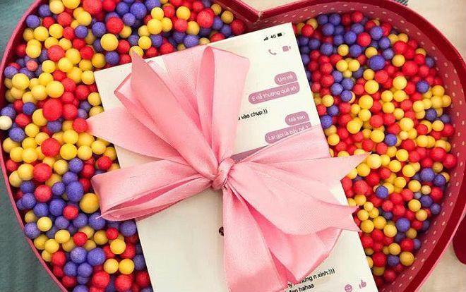 Chàng trai ‘chơi lớn’ in toàn bộ tin nhắn từ lúc quen đến khi yêu nhau làm quà Valentine cho bạn gái
