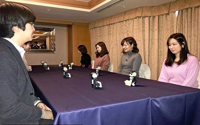 Thanh niên Nhật Bản tìm kiếm vợ chồng qua robot