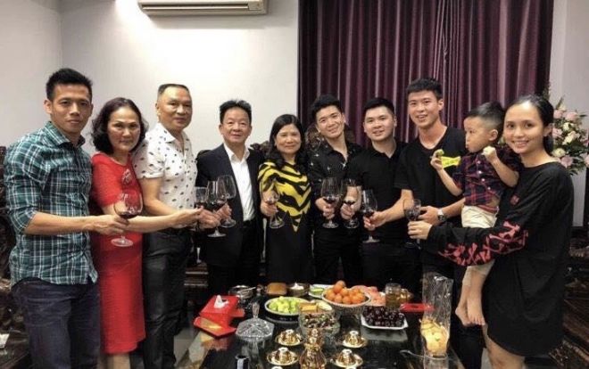 Con trai Văn Quyết được bầu Hiển lì xì Tết bằng tiền đô