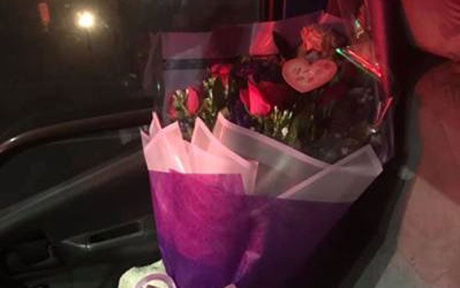 Người đàn ông lấy hoa từ nhà tang lễ làm quà Valentine tặng vợ và sự thật bất ngờ