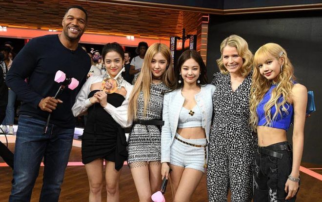 Thân hình gầy guộc lộ xương sườn của Lisa (Blackpink) tại talkshow ở Mỹ làm fan hốt hoảng