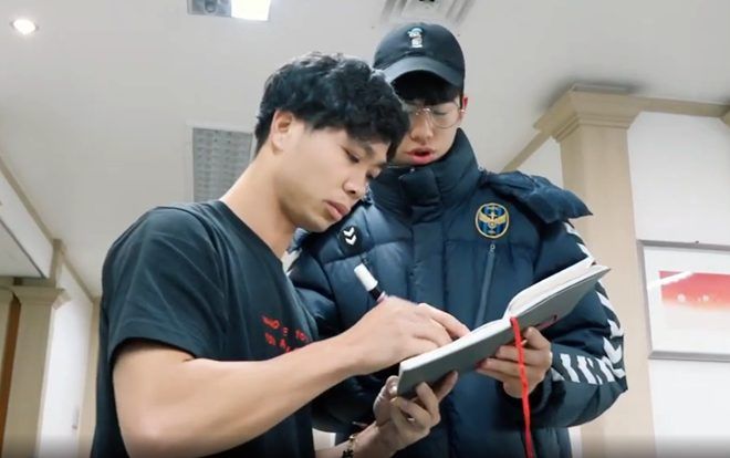 Cận cảnh Công Phượng được chào đón như ngôi sao thế giới tại Hàn Quốc