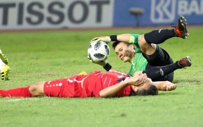 Thủ môn Bùi Tiến Dũng đón nhận bi kịch
