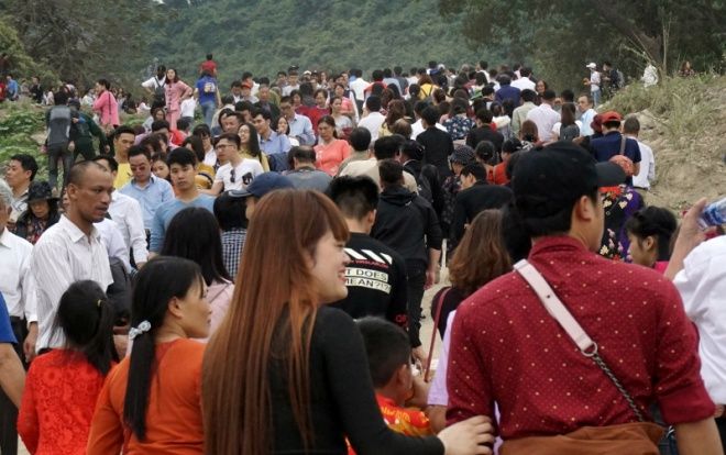 Hàng vạn người chen chân lên chùa Tam Chúc lớn nhất thế giới ở Hà Nam trong ngày khai hội