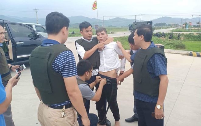 Vụ cảnh sát vây bắt nhóm người cầm súng cố thủ trong ô tô chở ma tuý: Nghi phạm thứ 3 ra đầu thú