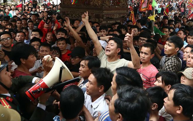 Hàng trăm thanh niên trai tráng bao vây sân đền đòi được cướp phết Hiền Quan