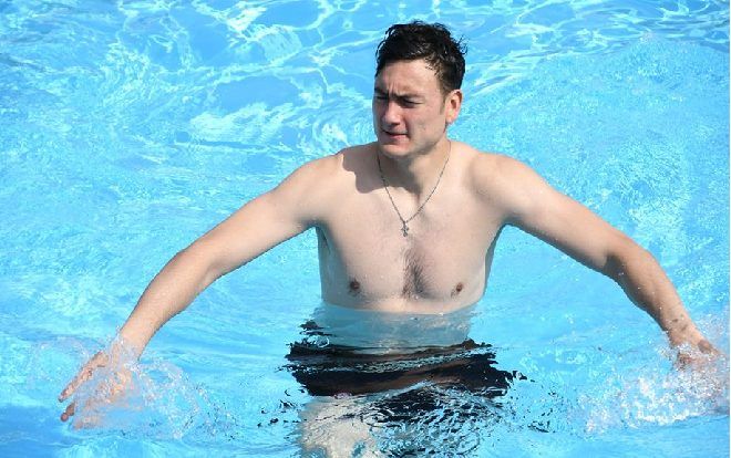 Fan Thái Lan 'bấn loạn' trước body 6 múi của Đặng Văn Lâm