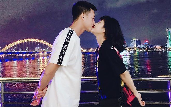 Cận cảnh tuyển thủ Việt Nam hôn người yêu nóng bỏng trên cầu