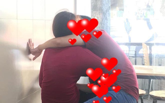 Bức ảnh cặp đôi vô tư hôn môi, bàn tay đặt sai chỗ tại quán trà sữa khiến nhiều người lắc đầu ngao ngán