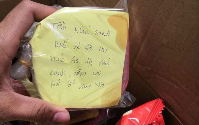 Mẹ nam sinh này gói 'nửa căn nhà' để con trai mang lên thành phố kèm theo những mẫu giấy dặn dò khiến nhiều người cay xè khóe mắt