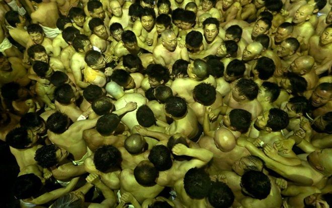 Hàng nghìn người đàn ông Nhật Bản mặc khố chen nhau giành gậy may mắn