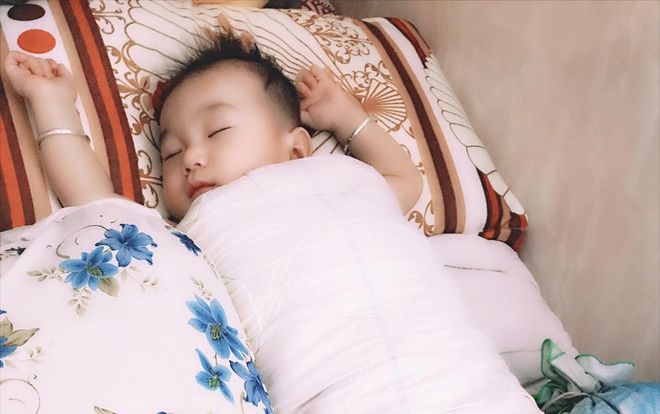 Con trai Lâm Khánh Chi được nhận xét giống bố khi lần đầu tiên được mẹ hé lộ cận mặt