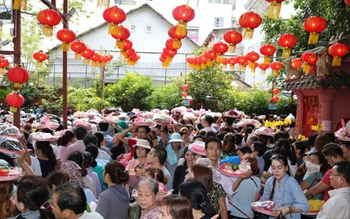 Người Sài Gòn xếp hàng chuyển vận rằm tháng giêng ở ngôi chùa ông Obama từng đến