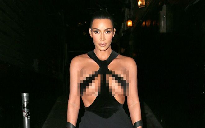 Kim Kardashian gây hoảng hốt khi mặc váy cắt xẻ táo bạo 'phô' trọn vòng 1