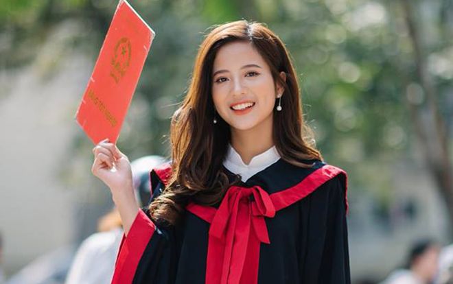 Ngắm trọn bộ ảnh kỷ yếu trong veo như nắng của nữ sinh Ngoại thương từng gây sốt vì lên sóng khi cổ vũ trận Việt Nam - Malaysia