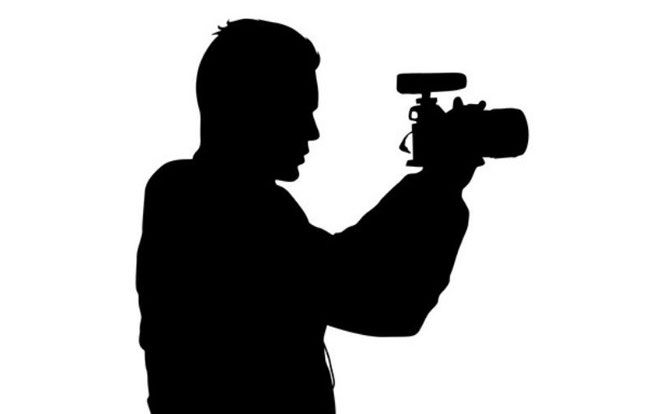 Đang quay chương trình trực tiếp tại bệnh viện bỏ hoang, Youtuber bất ngờ phát hiện điều kinh khủng này