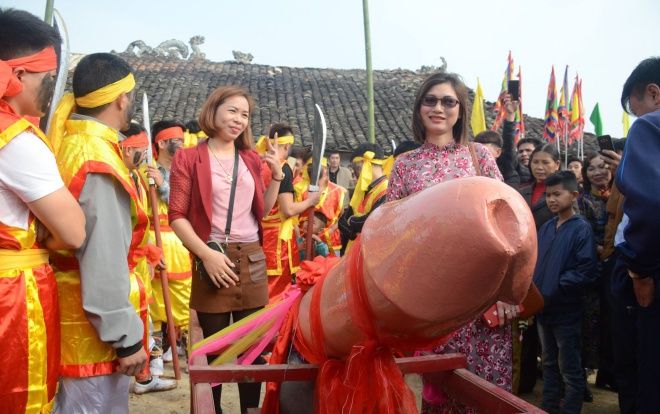 Chị em háo hức thi nhau sờ lên linh vật trong lễ hội ‘rước của quý’ độc nhất vô nhị Việt Nam