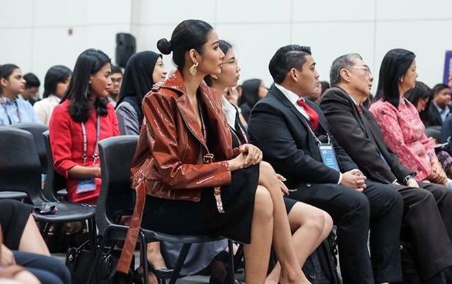 Hoàng Thùy hóa quý cô đài các khi tham gia buổi diễn thuyết tại AYES