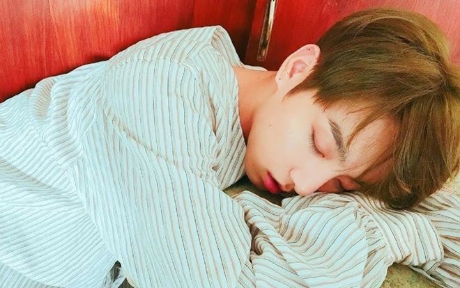 BTS: Em út Jungkook bị các anh chụp ảnh lén khi ngủ, nhưng phản ứng của netizen Hàn mới là điều gây bất ngờ