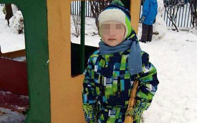 Bà mẹ quấn túi nilon vào đầu và hai tay con trai rồi bỏ mặc trong rừng cả đêm, nghe lý do ai cũng tức tới sôi máu