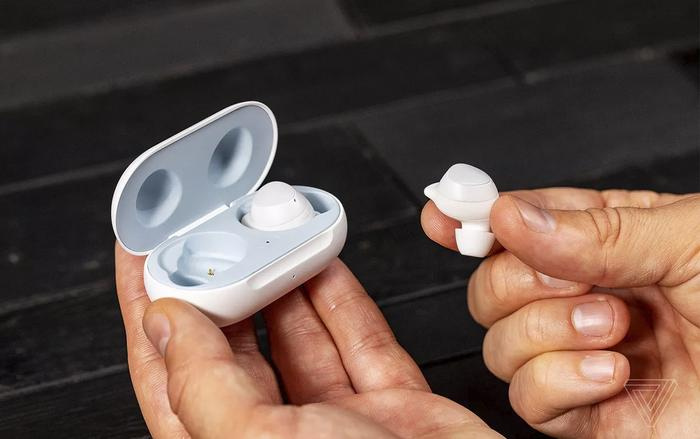 Samsung ra mắt tai nghe không dây Galaxy Buds: Bluetooth 5.0 tiết kiệm điện năng, hỗ trợ sạc không dây