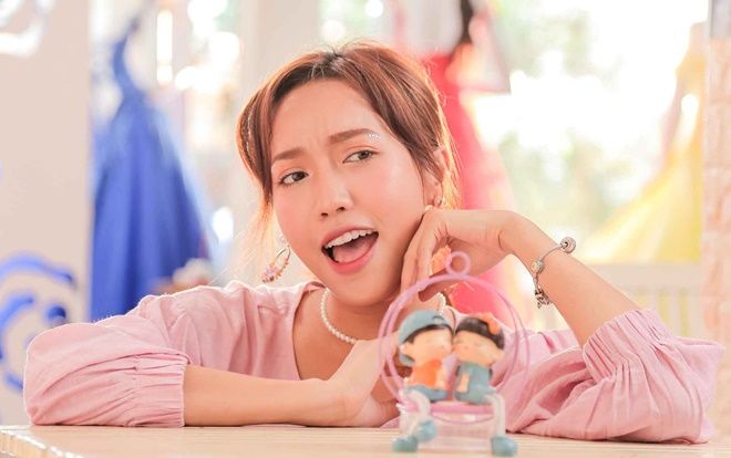 Lầy lội như Diệu Nhi là cùng, rủ ‘bạn trai này’ đi xem phim nhưng bị ‘bơ’ ngay