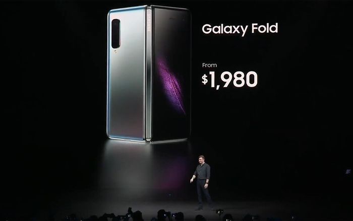 Tại sao điện thoại gập Galaxy Fold của Samsung có giá 1980 USD chứ không phải mức giá nào khác?