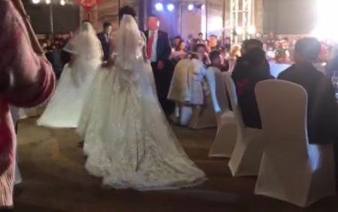 Hai cô dâu cùng bước vào lễ đường, sự thật phía sau khiến ai cũng cảm động rơi nước mắt