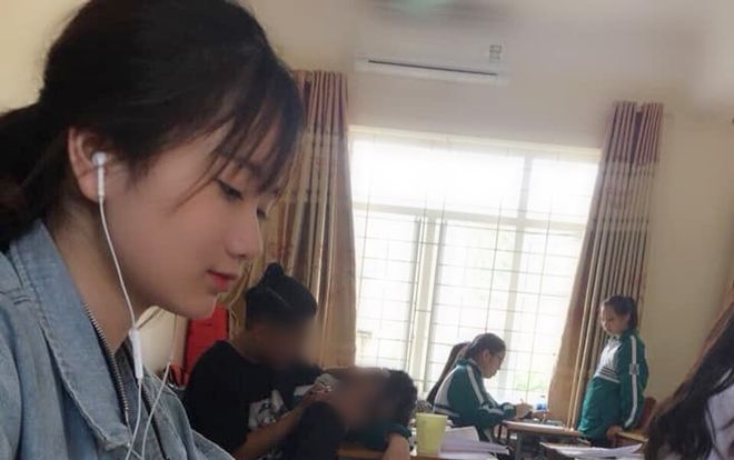 Đăng ảnh ‘tố’ cặp đôi âu yếm trong lớp học nhưng ‘góc nghiêng thần thánh’ của cô gái này mới là điều khiến dân mạng chú ý