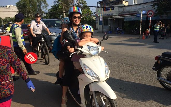 Tiền không thiếu nhưng Diva Hồng Nhung vẫn đưa 2 nhóc tì đi học bằng xe máy