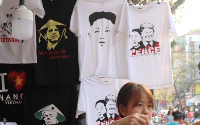 Cửa hàng áo phông Việt Nam in hình ông Trump, ông Kim lên báo Đức