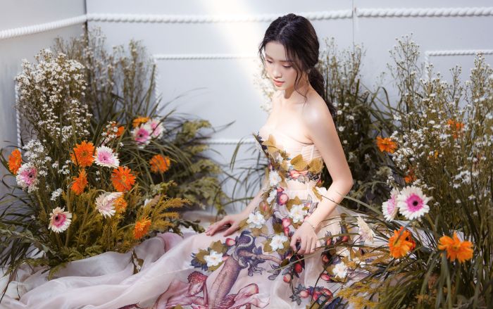 Khoe thềm ngực gợi cảm, á hậu Thúy An hóa 'thần tiên tỉ tỉ', ai nhìn cũng say