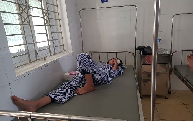 Bình thí nghiệm hóa học phát nổ, nữ sinh bị rách giác mạc