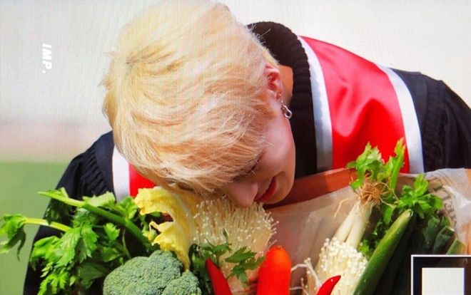 Ha Sungwoon (WANNA ONE) tốt nghiệp đại học, được ông nội tặng 'bó hoa rau củ' độc nhất quả đất