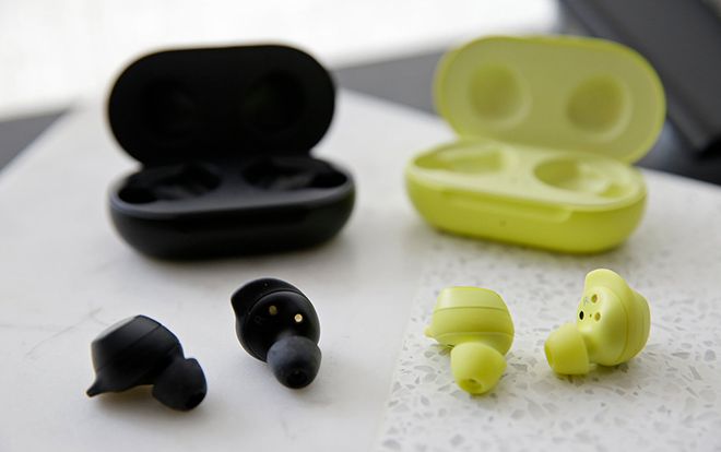 'So găng' Galaxy Bubs của Samsung và AirPods đến từ Apple: Tai nghe nào 'chất' hơn?