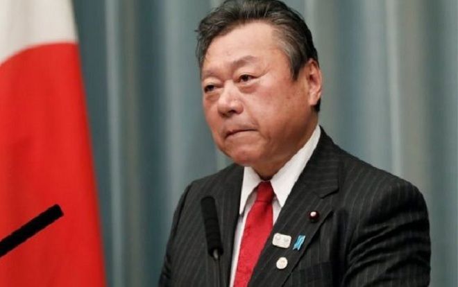 Bộ trưởng Nhật Bản xin lỗi vì muộn họp 3 phút