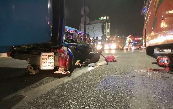 Va chạm với xe khách chạy cùng chiều, bé gái bị cán chết thương tâm