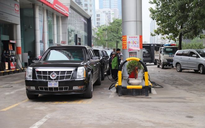 'Quái thú' của Tổng thống Mỹ đổ 47 lít xăng trước khi về khách sạn hạng sang