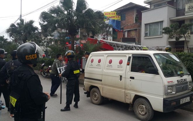 Đối tượng nghi ngáo đá cố thủ trong ngôi biệt thự liền kề