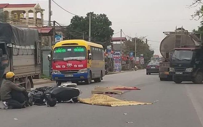 Nam thanh niên đau đớn chứng kiến người bạn đi cùng bị xe bồn cán tử vong