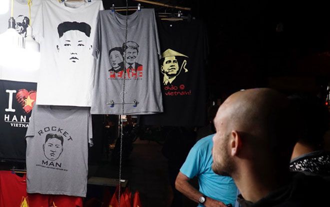 Người hâm mộ Chủ tịch Kim Jong-un hồi hộp theo dõi thượng đỉnh tại Hà Nội