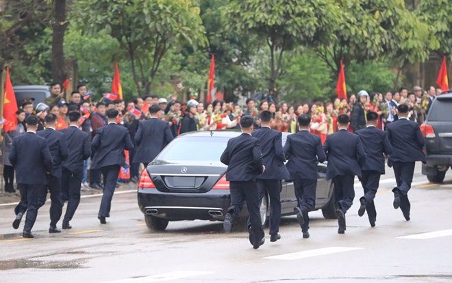 12 vệ sĩ chạy bộ quanh xe chở Chủ tịch Kim Jong-un rời ga Đồng Đăng về Hà Nội