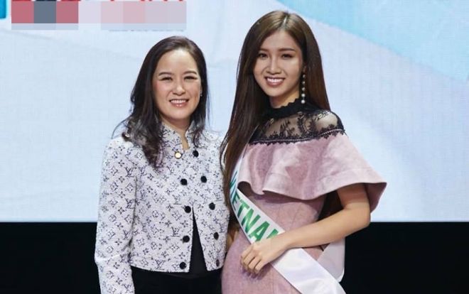 Diện váy 3D ngọt ngào, Nhật Hà xinh đẹp ghi điểm bên bà chủ tịch Miss International Queen 2019